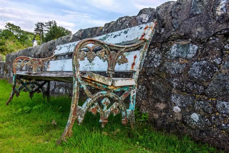 7 Important Tips on How to Clean Rusty Outdoor Metal Furniture and Decors