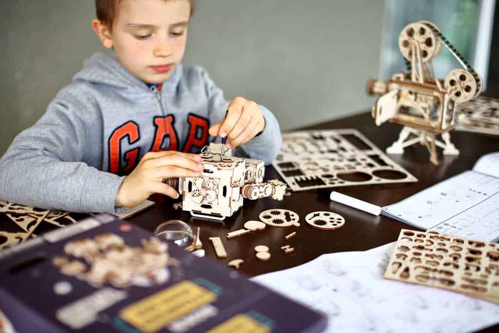 kids building 3D puzzles