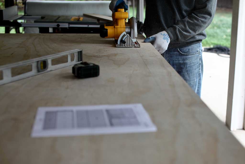 cutting plywood with skill saw