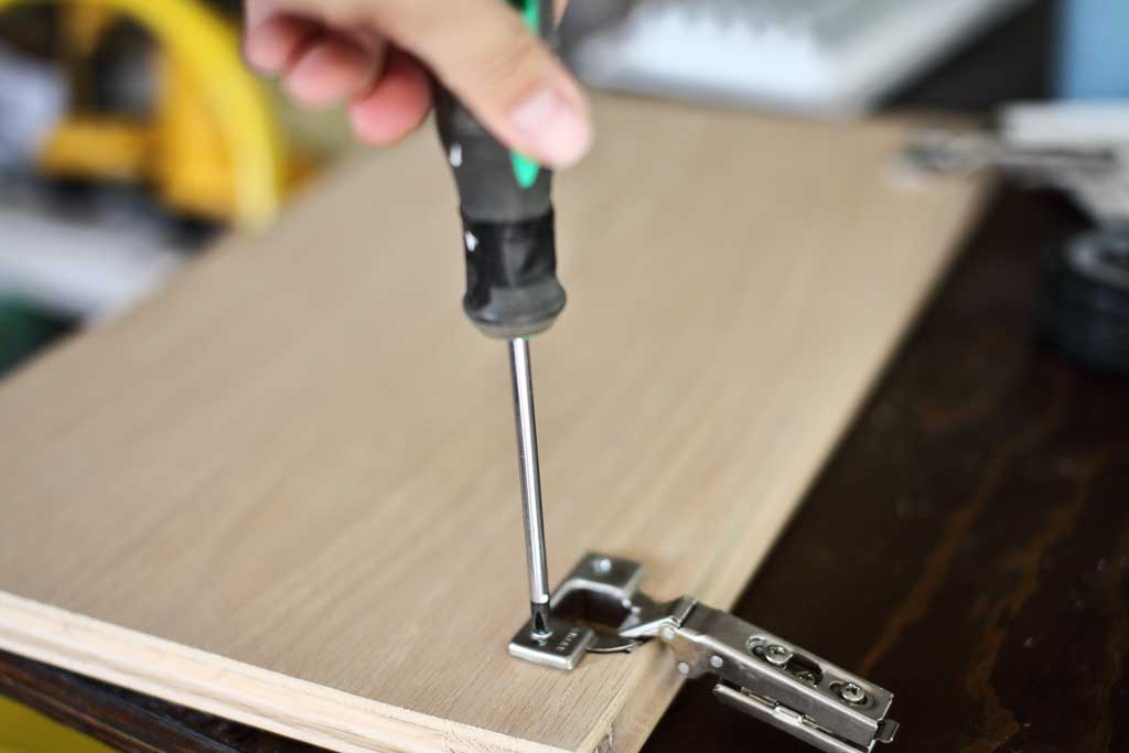 removing cabinet door hinges