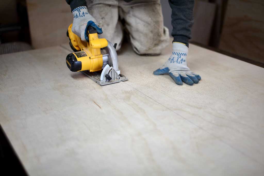 cutting plywood with a skill saw