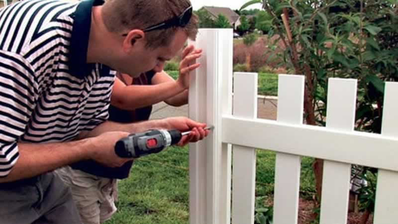 How to build a fence - mounting the gate