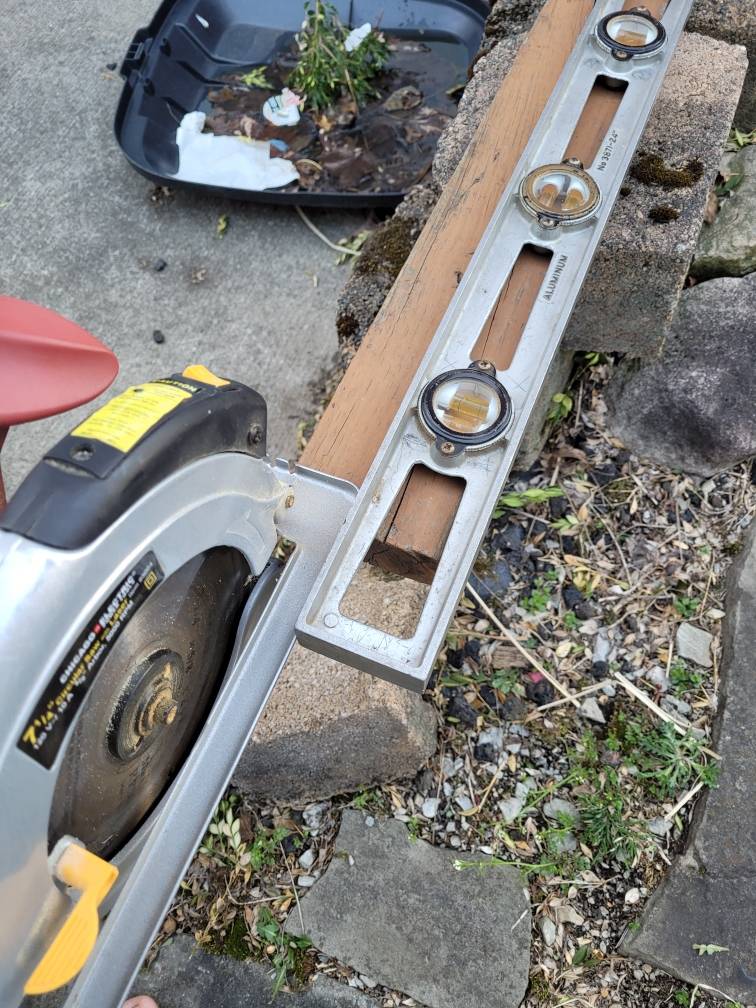 Power saw level cut