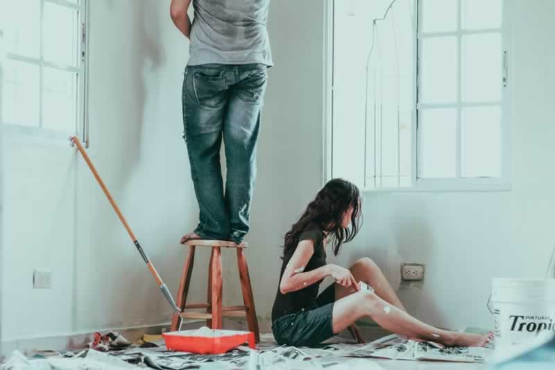 couple painting the room