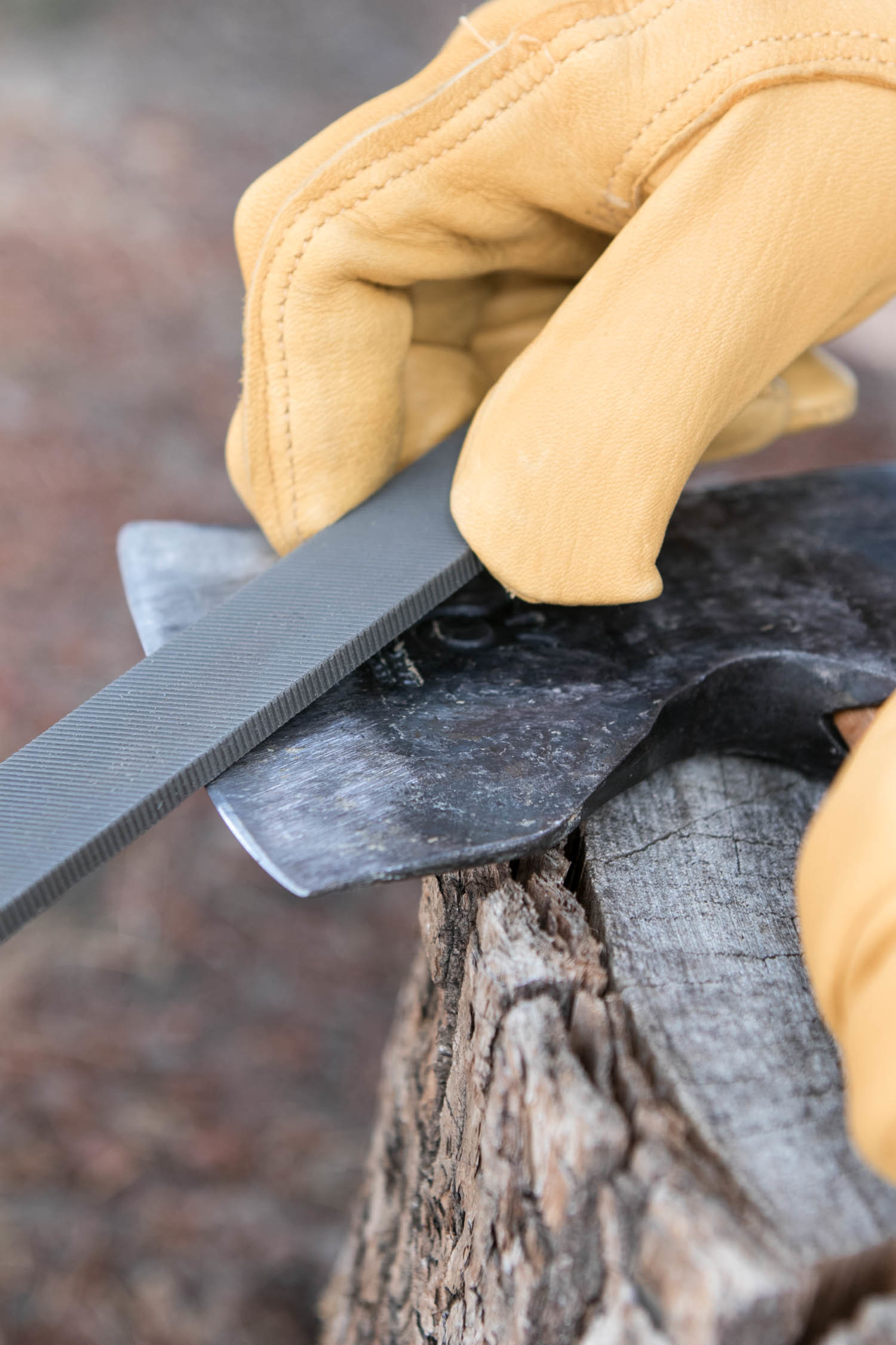 how to sharpen an axe - grinding the edge