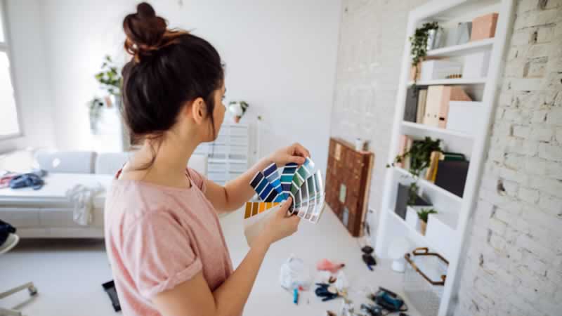 woman choosing colors